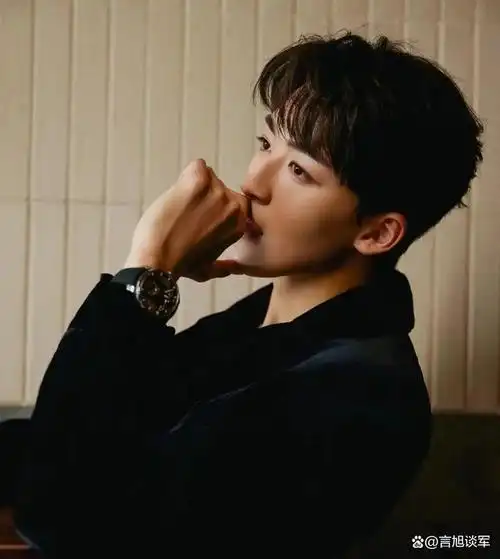 何洛洛什么神仙颜值啊,阳光帅气迷人十足,微微一笑很倾城!