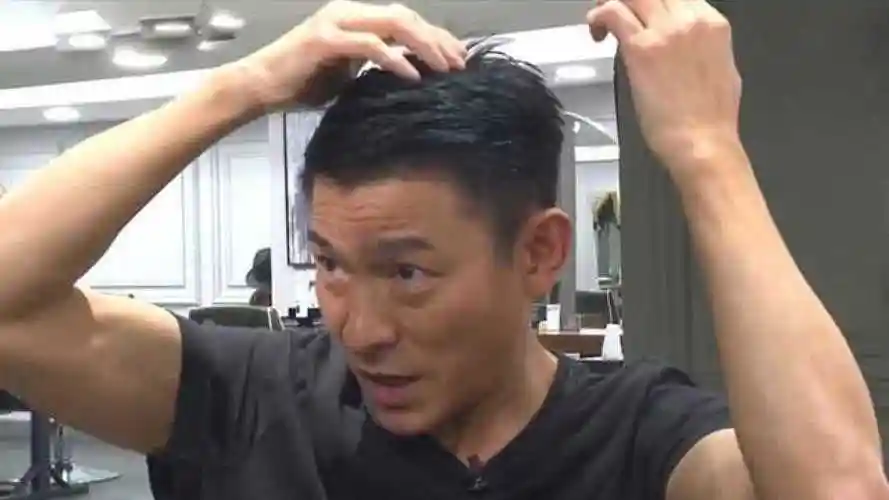 明星理发名场面刘德华平时都是自己剪头发娴熟手法看呆鲁豫