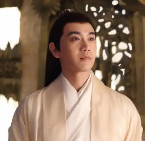 他因成龙进入娱乐圈,从小习武掌握6国语言,今43岁成为古装美男