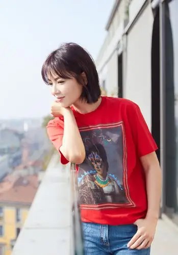 原创刘涛一款短发搭配一条白色条纹连衣裙,减龄又时尚,美得不像话