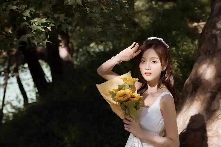 吴宣仪纯白吊带裙写真,是清纯美少女呀