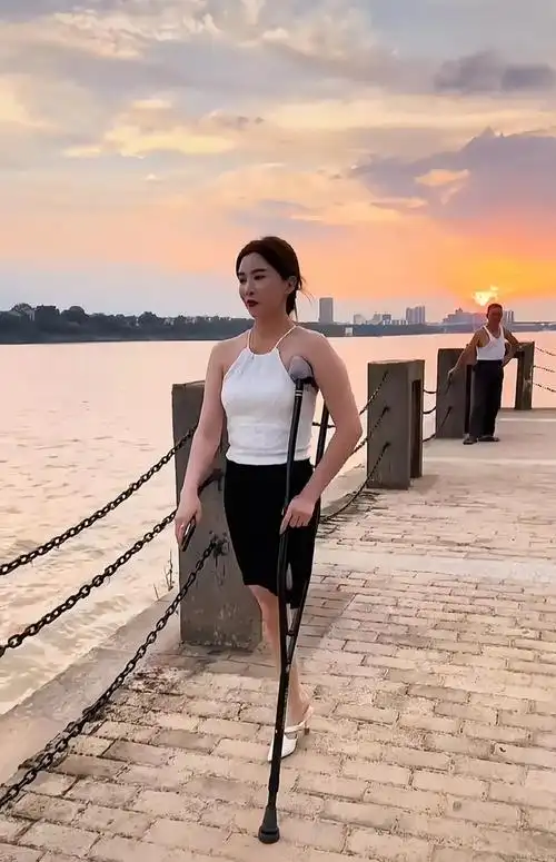 独腿,拄拐杖穿高跟鞋,比穿平底鞋走路更难,她展现了一种坚强,凄凉的美