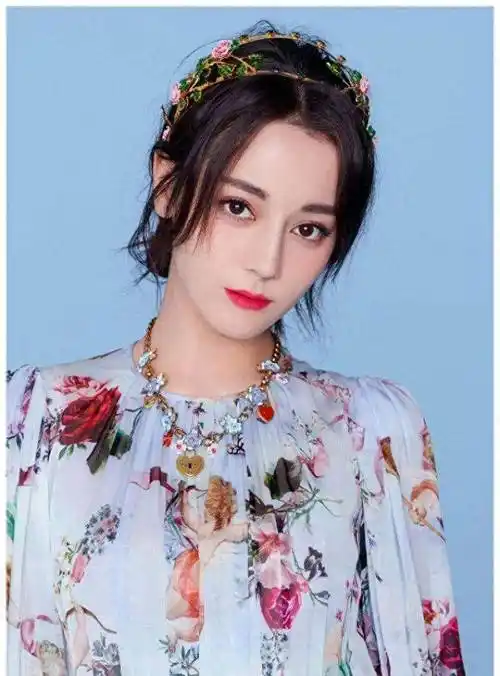 我们会发现迪丽热巴基本上没有什么代表作,能叫出名字的也只有寥寥几