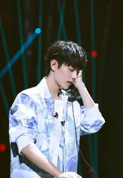 肖战无实物表演假嗨,战战幕后自我定制,变肖三岁蹦蹦跳跳好可爱_网友