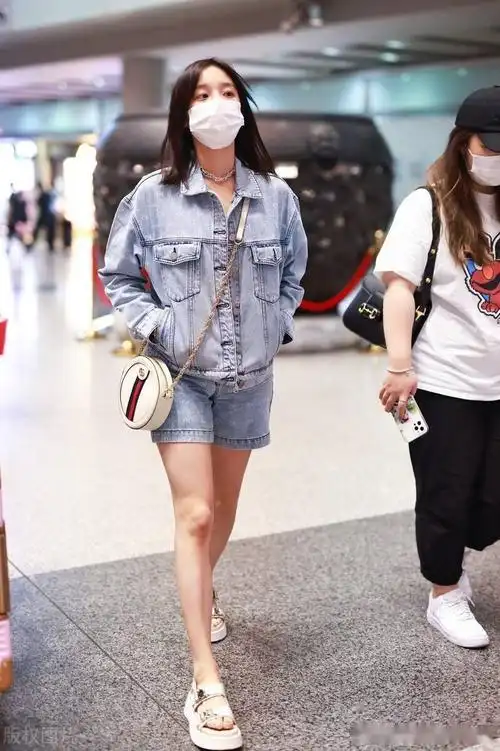 2021年8月19日,北京,宋雨琦现身机场.