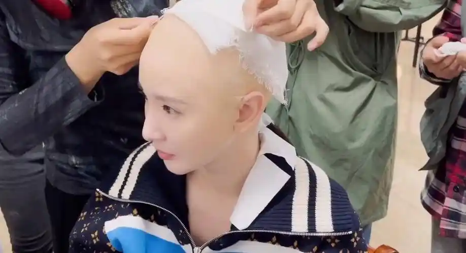 张萌首次挑战光头造型,化妆花絮视频曝光,这也太考验颜值了吧!