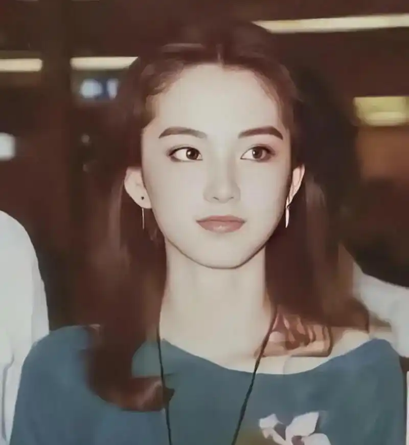 林青霞是一位美丽绝伦的女性,她年轻时的一张旧照令人惊艳