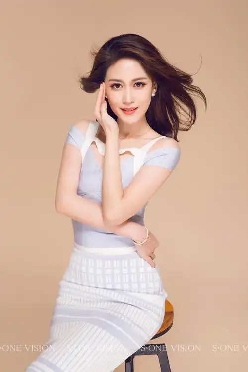 视顽总监-主持人 张馨月3