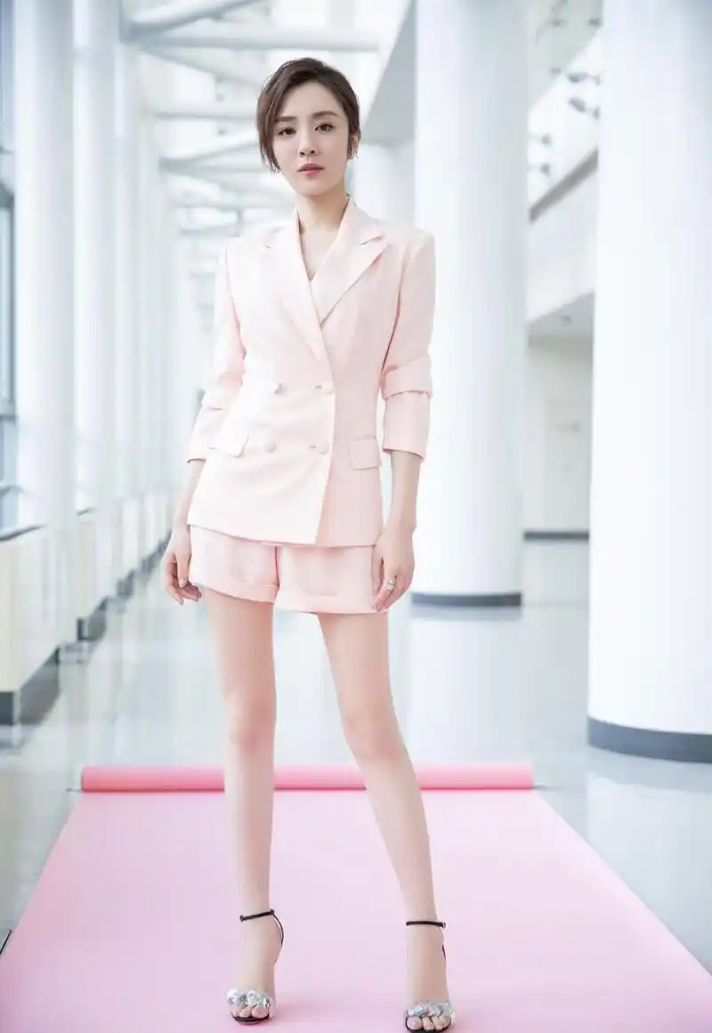 王晓晨也是"微胖女神",身穿一袭粉色抹胸裙气质全开,端庄优雅