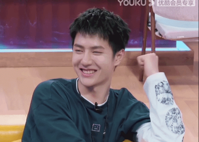 王一博仰头大笑合集9615 一笑就仰头是什么宝宝行为?