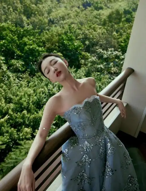 谋女郎周冬雨蓝色抹胸裙大气写真图片合集