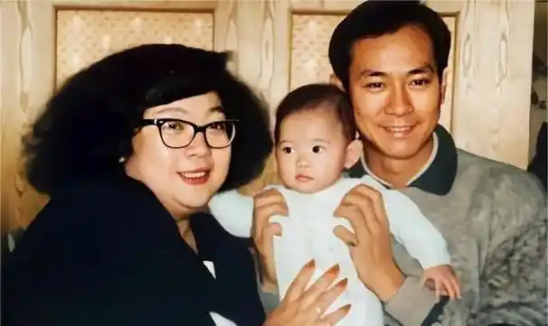 出乎意料的是,在妻子生下二胎后不久,她再次卷入了绯闻之中,这次的