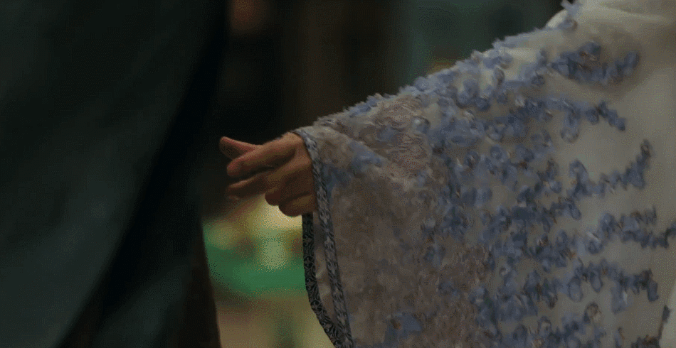 比如这段少女儇要被抽手掌心,她扯王蔺衣角求饶的情节.