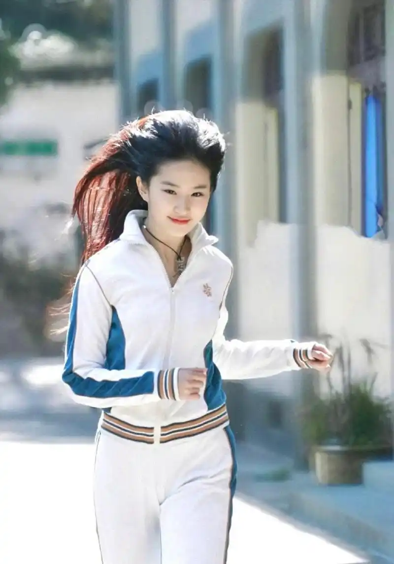 刘亦菲十八岁时的穿衣理念,"平时不拍戏的时候喜欢穿休闲的衣服,最