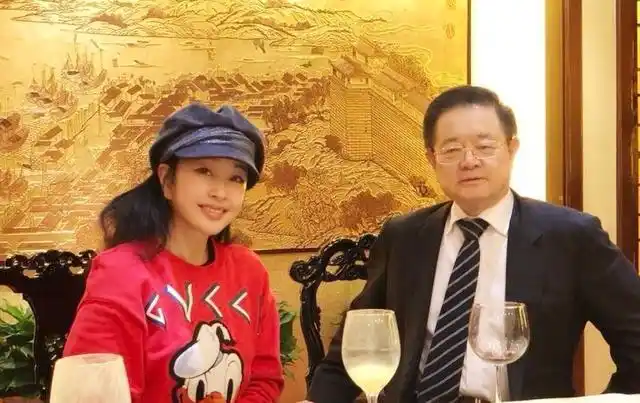 刘晓庆晒家庭聚会照片秒变小女人与第四任丈夫罕见同框