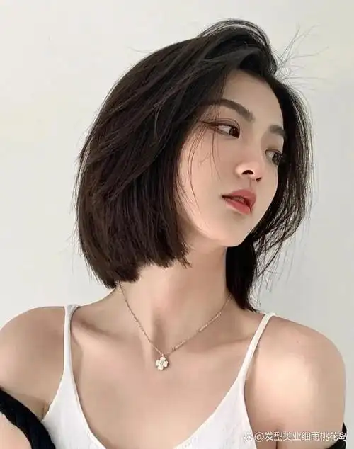 精致的发型,非常简单好打理,而且可爱感里带着酷酷的气息,又减龄还显