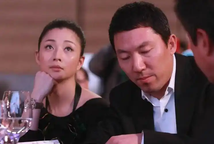 回顾李小冉被前任折磨多年为鄢颇流产2次被男闺蜜砸5亿娶回家