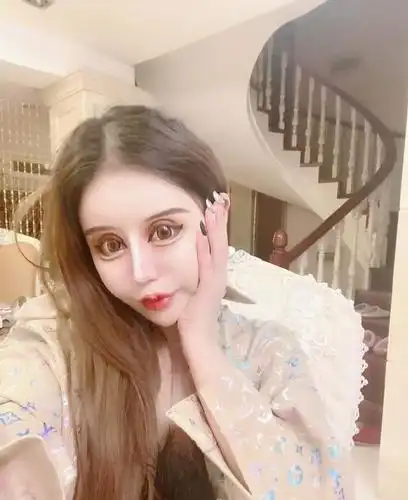 女网红13岁开始整容,花掉100万堪称"换脸",网友:惨不忍睹