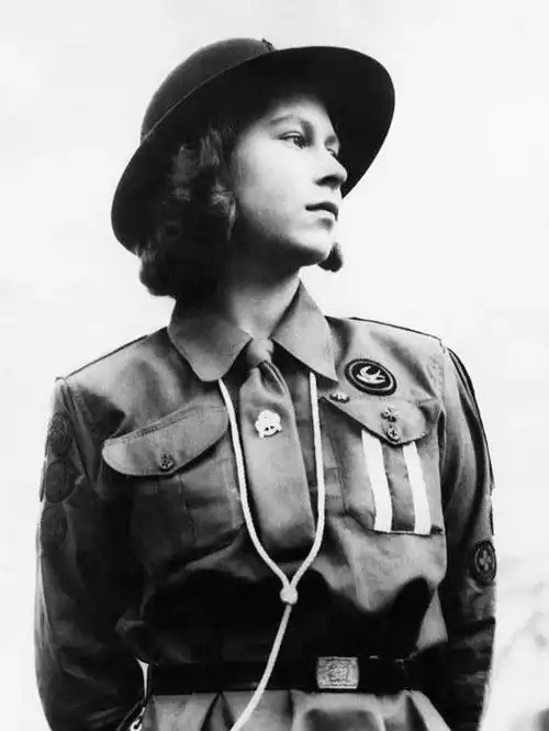 二战期间,面对战火,伊丽莎白毅然选择了穿起军装.