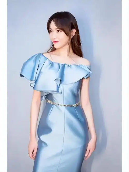 《仙剑奇侠传三》的光环仿佛未曾褪去,唐嫣的身材在岁月的打磨中愈发