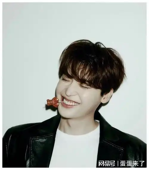 李钟硕动鼻子引热议鼻子看起来更尖了脸更油更馒了