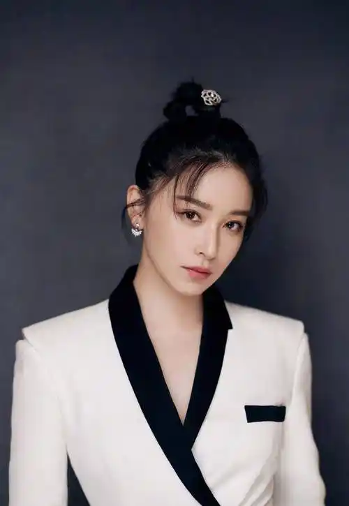 原创阚清子新造型绝了白色西装上身知性又优雅完美诠释简约高级感