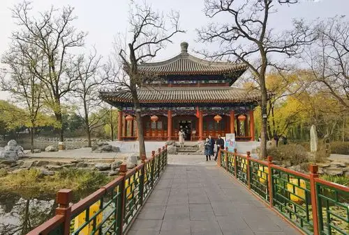 这是圆明园的鉴碧亭,位于绮春园宫门内西侧湖中.