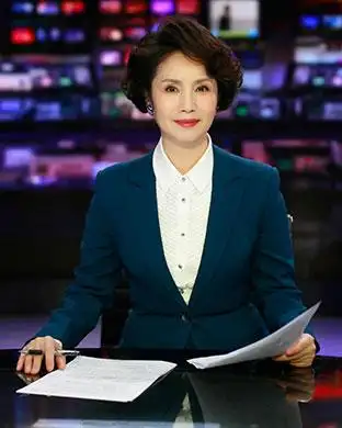 中央电视台首批"十佳播音员主持人"当选者,名牌节目《中国新闻》开播