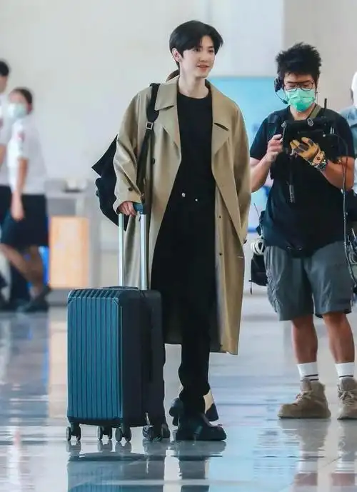 8米,能不能把风衣穿好看?看看陈坤和刘昊然!