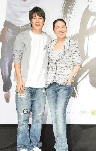 港媒曝林凤娇每日为房祖名祈福 现身北京名寺