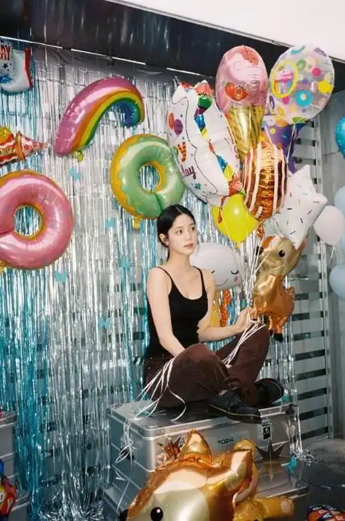 欧阳娜娜22岁生日气球环绕窄腰翘臀身材窈窕