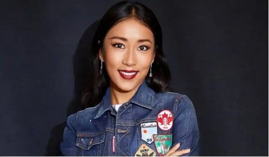 吉克隽逸被曝新恋情,和男子亲密搂腰同喝一瓶水,网友:该恋爱了_黑衣