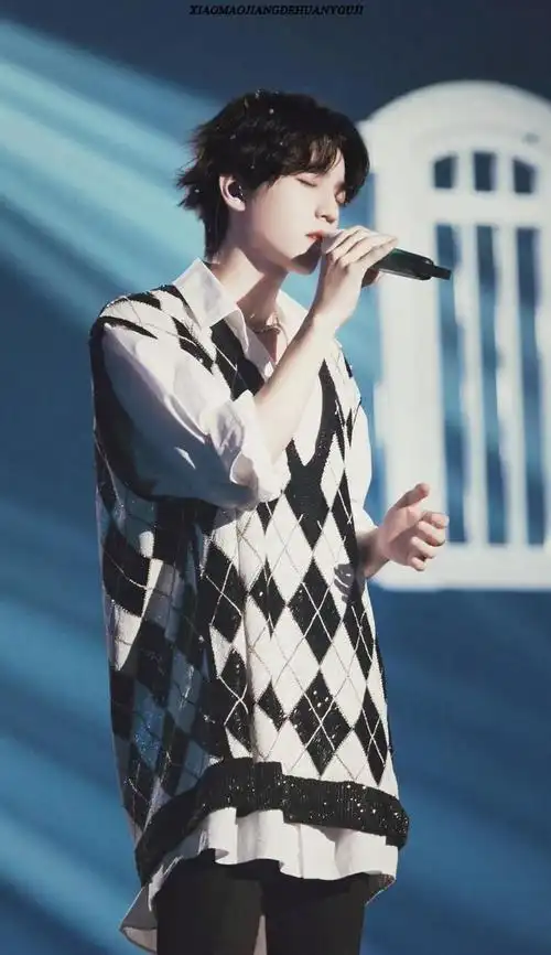 「tfboys」「新闻」240201 王俊凯闪耀舞台 粉丝热评:七周年的美神