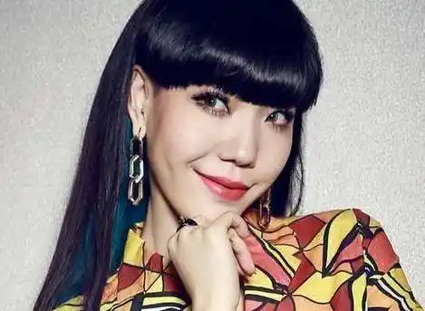 《好声音》亚军出道,20岁一夜成名,吴莫愁来回奔波于开头_小莫_生活