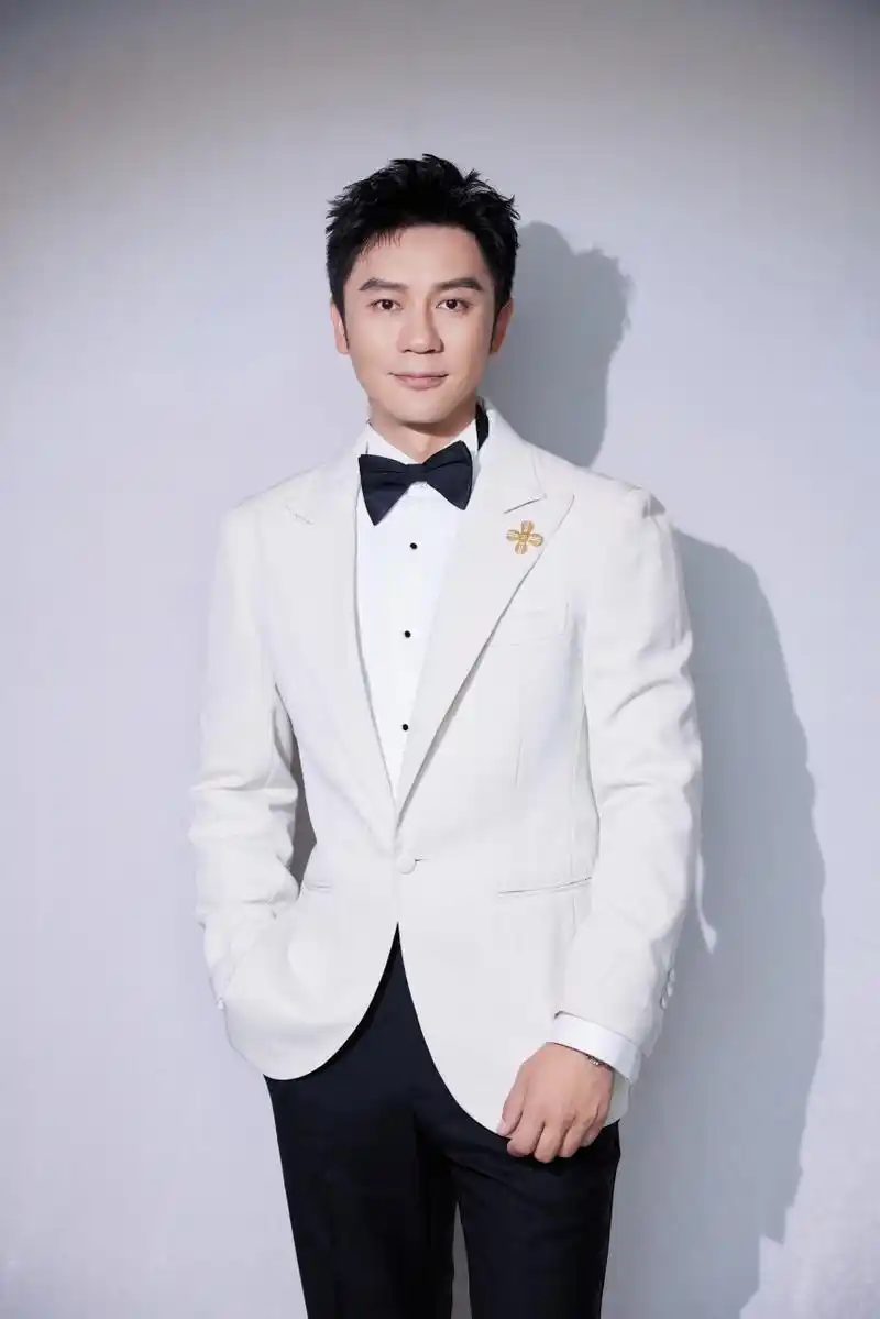 李晨#北影节开幕红毯# @李晨 一席白色西装礼服亮相参加北影节开幕