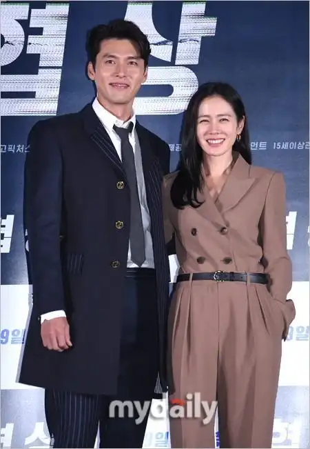 孙艺珍玄彬出席新片《协商》媒体试映