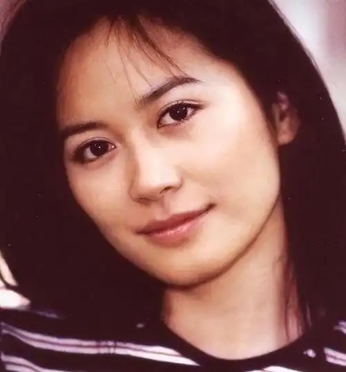 俞飞鸿,作为中国影视圈的知名女演员,凭借其出众的演技和独特的气质