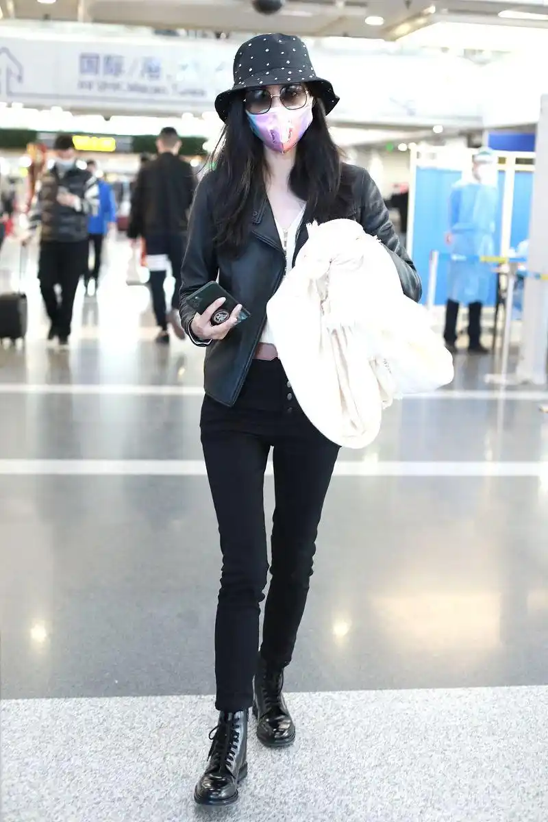 韩雪街拍:黑色机车夹克搭配马丁靴 lv dauphine包酷劲十足