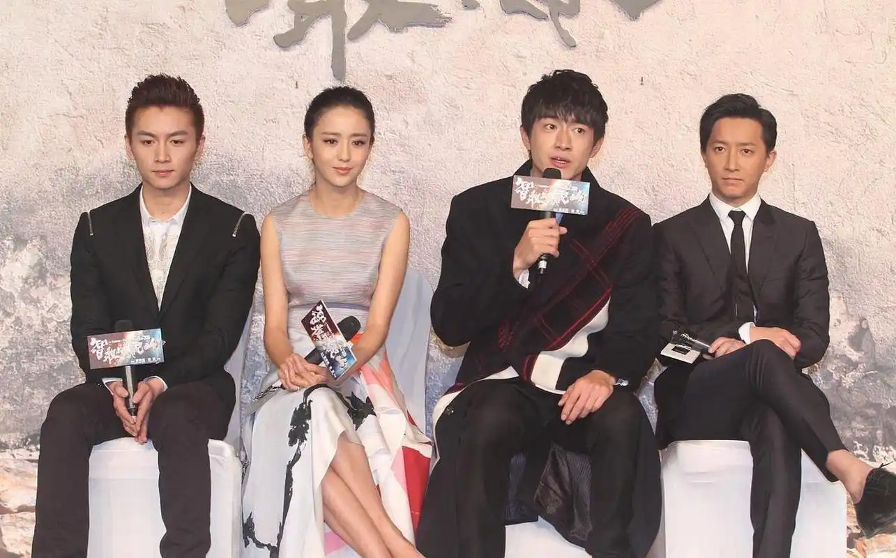 林更新这模特身高站在人群中是有优势啊,也算高个的陈晓,跟他一起合影