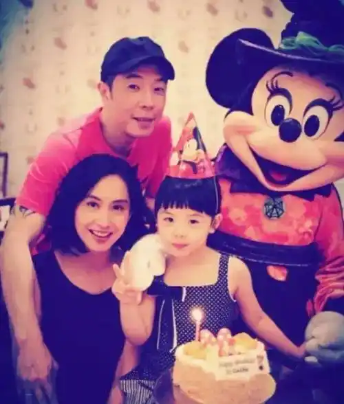 原创52岁朱茵罕见与老公同框傲人身材穿透视裙现状曝光住深山残屋开97