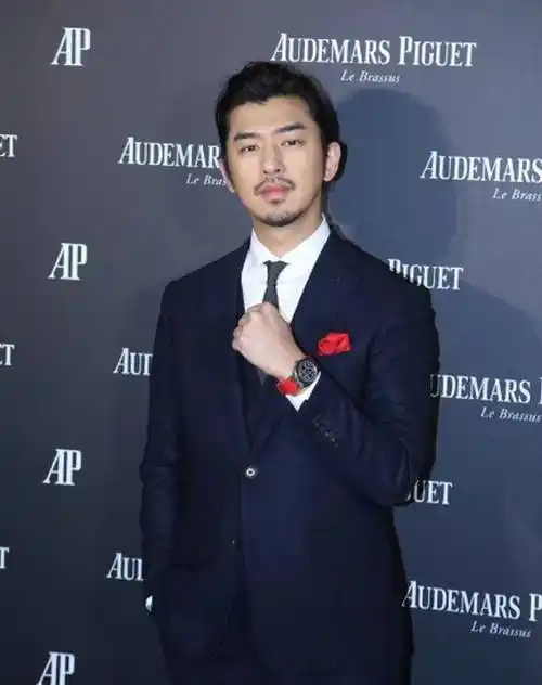 鹿晗陈柏霖同穿西装,颜值均在线,网友:知道鲜肉和硬汉的区别了_感觉