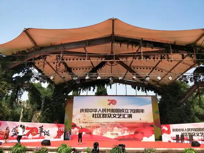 临时搭建的舞台,为庆祝祖国70大庆.