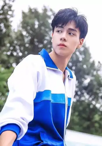 人气小鲜肉胡一天,模特时期与网红大金合照,网友:画面有点甜