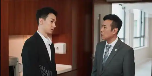 特别是他跟王劲松之间的对手戏,一个是刚出道几年的青年演员,一个是演