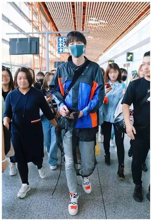 刘宇宁解锁叠穿新花样,机场"搓手手"动作呆萌又讨喜_黑色_衣服_t恤