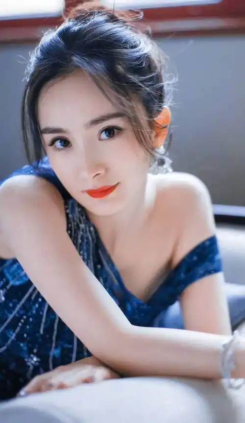 杨幂的颜值和身材真是出众穿斜肩礼服秀天鹅颈优雅有气质