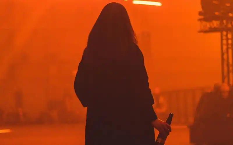 一个女人伤心喝酒图片