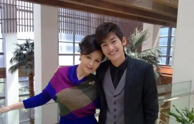 刚出道的张翰,第一个去探班的粉丝是个大叔,每天都在暖暖的微笑_郑爽