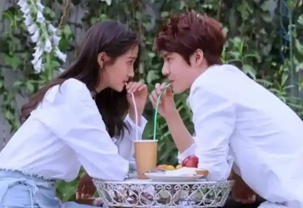 王一博跟关晓彤甜蜜旧照被扒,鹿晗的"油条"突然没那么香了_情侣_眼神