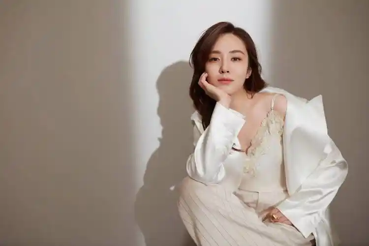 王晓晨最新写真曝光慵懒随性魅力十足